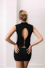 Short pollera elastizado de tiro medio y color negro, con diseño minimalista que combina la estética de una minifalda con la comodidad de un short.