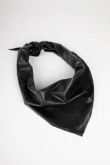 Pañuelo negro de cuero sintético.