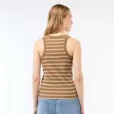 Musculosa de canalé a rayas horizontales en tonos marrón y blanco, con cuello redondo y diseño ajustado.
