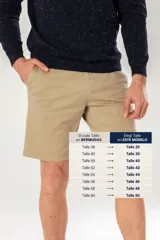 Bermuda clásica de gabardina color beige, con bolsillos traseros ojal con botón y etiqueta de la marca Legacy.