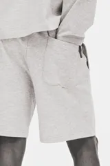Short de felpa liviana de algodón, color gris melange, con cintura elástica, bolsillos laterales y corte estándar.