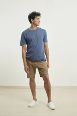 Remera gris con bolsillo ojal en el pecho, de manga corta y cuello redondo.