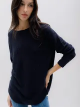 Sweater azul marino de punto con textura horizontal, cuello redondo y mangas largas.