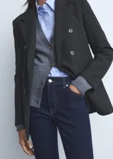 Jeans Sienna de tiro medio y corte flare con diseño crop, de tejido de algodón elástico en color azul oscuro, con cinco bolsillos, trabillas para cinturón, cierre de cremallera y botón, y bajo deshilachado.