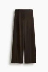 Pantalón sastrero de corte amplio con pinzas, cierre frontal con botón y corchete ocultos, bolsillos laterales al bies y bolsillos decorativos traseros.
