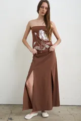 Top strapless de algodón color marrón, con diseño estampado de una rosa en color blanco y elástico superior para mejor sujeción.