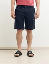 Bermuda de gabardina color marrón con bolsillos cargo laterales y bolsillos traseros con solapa.