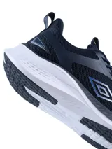 Championes deportivos Umbro modelo Vanta, color azul marino con detalles en azul claro y suela blanca. Confeccionados en malla transpirable y materiales sintéticos, ideales para entrenamiento y uso diario.