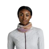 Cuello multifuncional Buff de lana merino lightweight con estampado a rayas horizontales en tonos lila, naranja y blanco.
