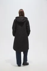 Campera larga de diseño acolchado con patrón geométrico, color negro. Cuenta con capucha ajustable, cierre frontal completo y bolsillos laterales.
