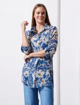 Camisola de gasa estampada con flores, marca Figueroa & Flower. Cuello con solapa y abertura central con botones. Largo de manga regulable con presilla y botón. Incluye musculosa interna.