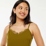 Camiseta de tirantes finos color verde oliva con escote en V y detalle de encaje marrón.