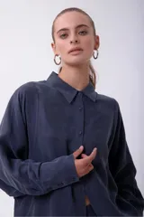 Camisa de cupro color lila de calce oversize, con cuello camisero y botones frontales a tono. Posee mangas largas con volumen y puños definidos.