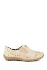 Zapato deportivo de cuero color beige, con perforaciones decorativas, elásticos laterales y cierre frontal con cremallera. Suela de goma texturizada.