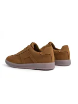 Championes urbanos modelo Mosca, confeccionados en ecogamuza color verde militar con cordones al tono y suela de goma liviana.