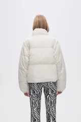Campera puffer de cuello alto con cierre frontal, confeccionada en tejido de textura acanalada. Presenta mangas largas y diseño acolchado.