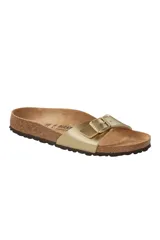 Sandalia Birkenstock modelo Madrid, color dorado, con tira delgada ajustable con hebilla metálica.