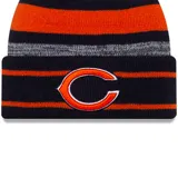 Gorro de lana New Era con pompón, diseño a rayas horizontales en gris, naranja y negro. Presenta el logo del equipo Chicago Bears bordado en el frente.