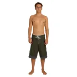 Short de baño Billabong modelo Spec Systems Pro, de corte largo y color verde militar con paneles grises en los laterales y costuras blancas contrastantes. Cuenta con cordón ajustable blanco en la cintura.