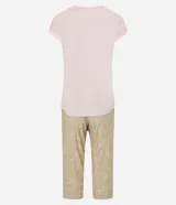 Conjunto de pijama de dos piezas, compuesto por una remera de mangas cortas color rosa claro con detalles de satén y un pantalón capri con estampado floral y lazo en la cintura.