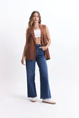 Chaleco marrón estilo blazer con solapa clásica y bolsillos delanteros.