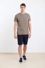 Remera de hombre color terracota, de manga corta y cuello redondo, con un pequeño logo bordado en el pecho.