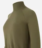 Blusa básica de punto marca Blue Steel, con cuello alto y manga larga. Confeccionada en tejido de punto recto con textura suave y cómoda.