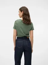 Remera de algodón orgánico con cuello redondo y mangas cortas, de calce regular.