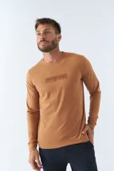 Remera básica de hombre color azul marino, de manga larga, con cuello redondo y logo estampado en el pecho.