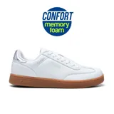 Championes Joma Campus Lady color blanco con detalles en plateado y suela marrón. Inspirados en zapatillas clásicas atemporales, con tecnología Memory Foam de doble densidad en la plantilla y horma ancha Wide Plus para mayor confort. Suela de caucho DURABILITY resistente al roce y al desgaste.