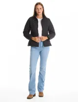 Campera capitoneada negra con diseño de rombos y paneles laterales en tejido elastizado para un ajuste entallado. Presenta cuello alto, cierre frontal y bolsillos laterales con cierre.