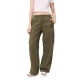 Pantalon cargo de corte recto y tiro medio, color verde oliva. Cuenta con bolsillos laterales tipo cargo con solapa, bolsillos frontales y cierre de botón y cremallera.