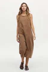 Vestido midi de corte recto y color marrón camel, con cuello redondo, sin mangas y costuras pespuntadas visibles con diseño geométrico en el frente.