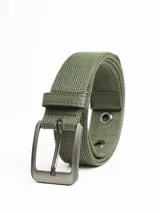 Cinturón de lona color verde militar con hebilla metálica rectangular en tono grafito y detalles de cuero sintético.