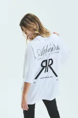 Remerón blanco de jersey de algodón con cuello redondo y mangas cortas. Estampa en delantero y espalda con la palabra 'Athleisure' y el logo de la marca.