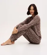 Blusa de pijama marrón con estampado de flores pequeñas, cuello redondo y mangas largas con puños ajustados.