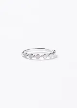 Anillo de plata 925 hipoalergénica con engaste de puntos de luz frontales, posiblemente circonias.