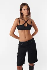 Bermuda gris claro de corte recto.