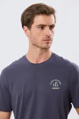 Remera gris oscuro de manga corta y cuello redondo, con un estampado gráfico en la espalda que incluye un paisaje de montaña y la leyenda "Take time to chill vibes cool down".