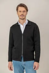 Overshirt de punto con cierre frontal completo, cuello tipo polo y dos bolsillos frontales aplicados.