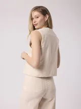 Chaleco color crema de lino y algodón con botones.