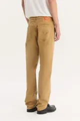 Pantalón de gabardina color beige, corte recto, con bolsillos delanteros y traseros.