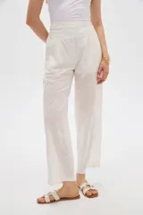 Pantalón de algodón color blanco, con tiro alto, bolsillos y diseño bordado.