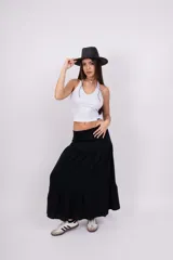 Top corto con estampado animal print de leopardo, escote halter y espalda descubierta.