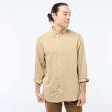Camisa de corte regular fit en tejido oxford color beige, con cuello abotonado y cierre frontal de botones.