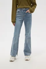 Pantalon jean de corte oxford, color negro, con tiro medio y ruedo desflecado.