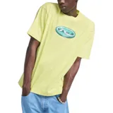 Remera de algodón color amarillo pastel con cuello redondo y mangas cortas. Presenta un estampado gráfico central en forma de óvalo con el logo de la marca en estilo 3D.