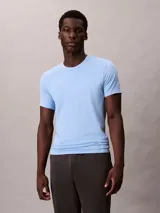 Pack de tres remeras de cuello redondo y manga corta, confeccionadas en una mezcla de algodón, poliéster y elastano. Presentan un ajuste regular y cuentan con el logo de la marca bordado discretamente en el bajo.