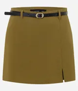 Short pollera ajustado de bengalina color verde oliva, con tajo frontal y cinturón fino incluido.
