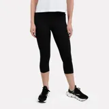 Calza capri deportiva negra, tiro alto, ajustada al cuerpo.